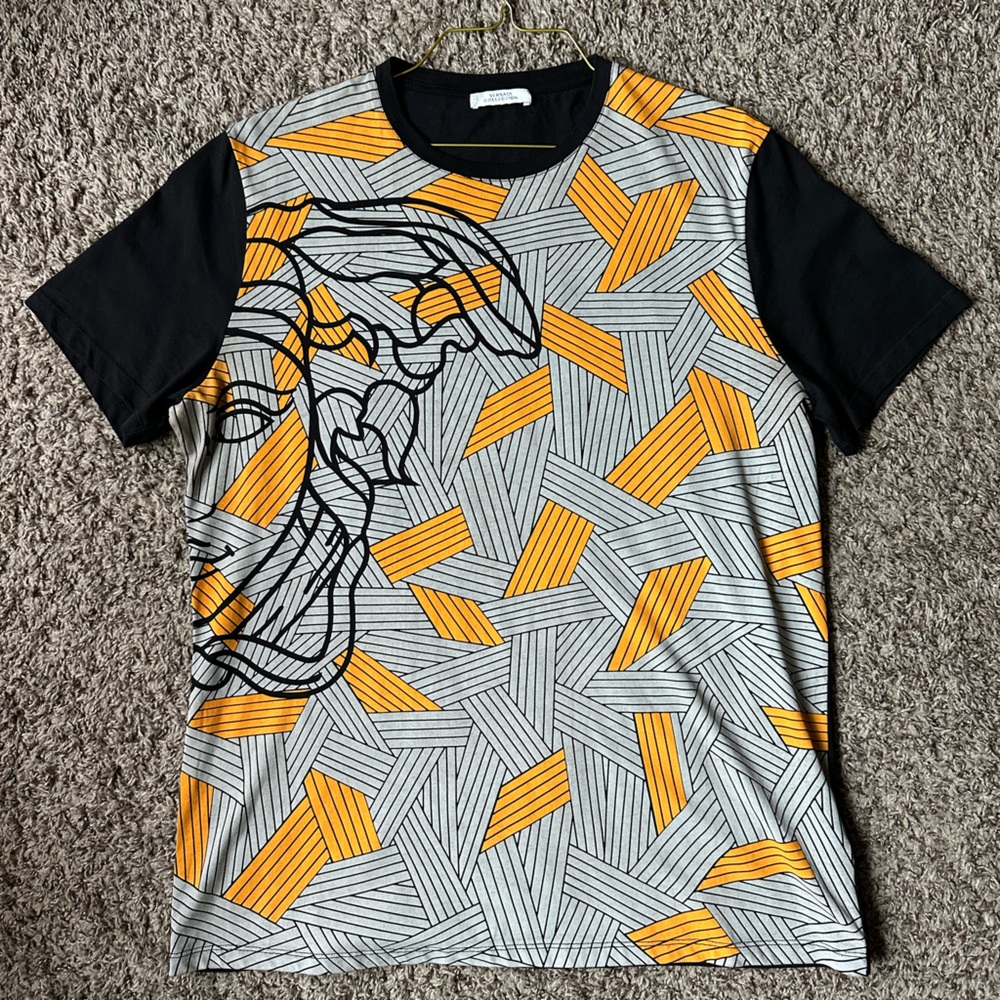 Men’s Versace Sz XXL Geometric Patterned T-Shirt with Black Sleeves